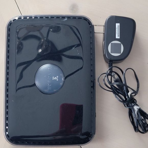 NETGEAR N600 600Mbps 4-Ports Dual Band Wi-Fi Router (WNDR3400) - Picture 1 of 5